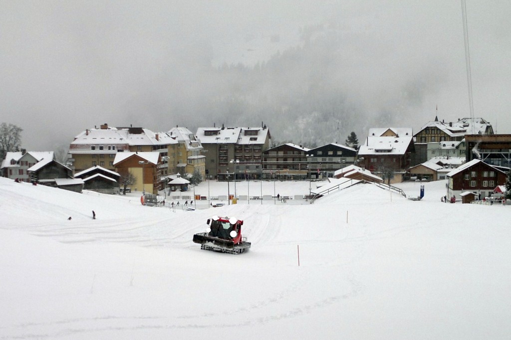 Piste machine at work